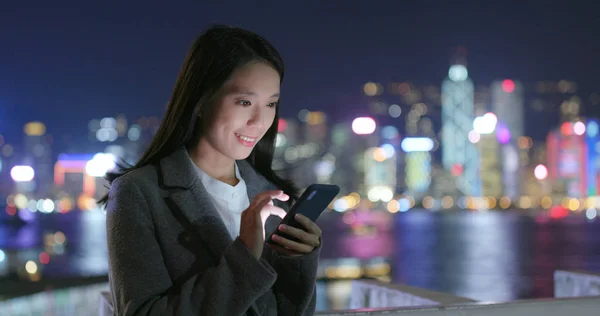 Mujer Negocios Leer Teléfono Inteligente Ciudad Por Noche — Foto de Stock