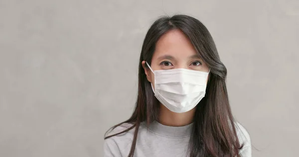 Γυναίκα Που Φοράει Μάσκα Προσώπου Πέρα Δώθε Προστασίας — Φωτογραφία Αρχείου