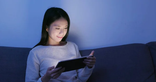 Mujer Leyendo Tableta Por Noche —  Fotos de Stock