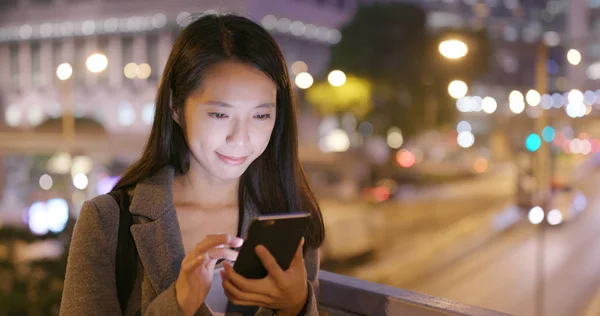 Mujer Negocios Leer Teléfono Inteligente Ciudad Por Noche —  Fotos de Stock