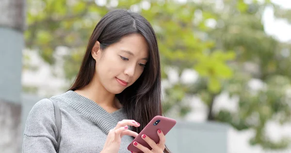 Kvinna Som Använder Mobiltelefon Staden — Stockfoto