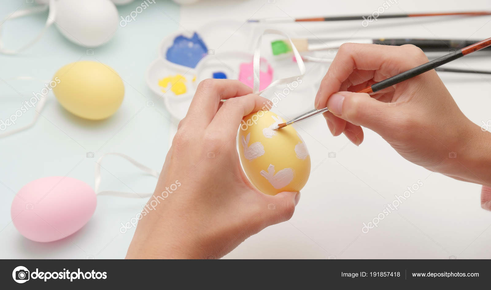 Oeufs Colorés Peinture Pour Les Vacances Pâques Maison