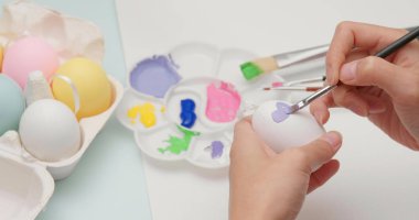 Paskalya yumurta ile yumurta boyalı 