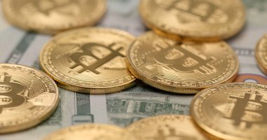 Bitcoins ve YTL banknotlar yığını