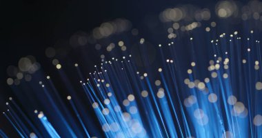 Fiber optik siyah arka plan üzerinde ışık  