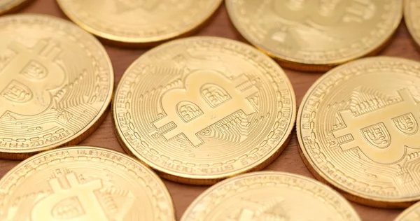 Stapel Bitcoins Auf Holztisch — Stockfoto