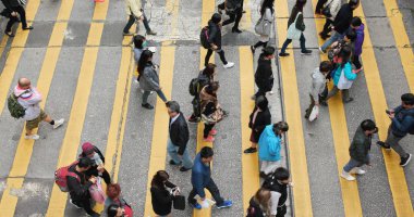 Mong Kok, Hong Kong - 26 Şubat 2018: sokakta yürürken insanlar 