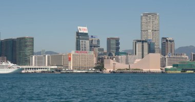 Victoria Limanı, Hong Kong - 09 Mart, 2018: mavi gökyüzü ile Hong Kong şehir 