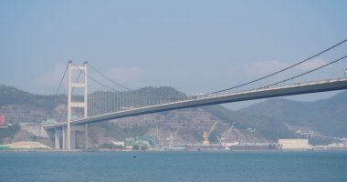Ma wan, Hong Kong - 02 Nisan, 2018: Tsing ma bridge mavi gökyüzü ile 