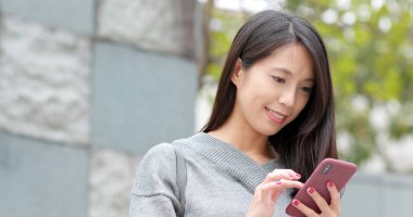 cep telefonu açık, kullanan kadın 