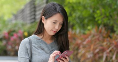 cep telefonu açık, kullanan kadın 