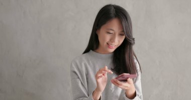 Cep telefonundan mesaj gönderen kadın 