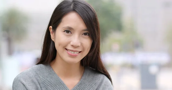 Asiatische Frau Lächelt Die Kamera — Stockfoto