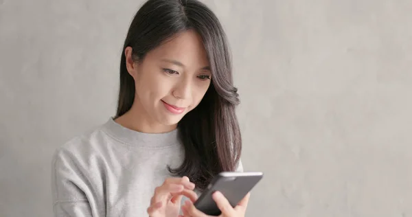 Woman Using Smartphone Grey Background — Stock Photo, Image