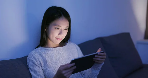 年轻妇女在晚上使用平板电脑 — 图库照片