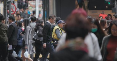 Merkez, Hong Kong - 28 Şubat, 2018: City sokakta yürüyen insanlar 