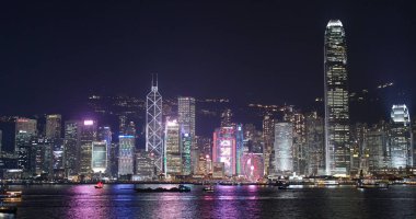 Victoria Limanı, Hong Kong - 09 Mart, 2018: Hong Kong manzarası, gece 