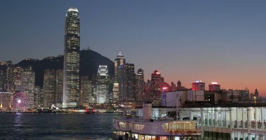 Victoria Limanı, Hong Kong - 09 Mart, 2018: gece Hong Kong şehir 