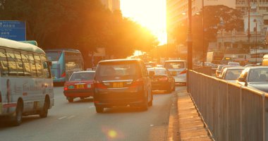 Tsim Sha Tsui, Hong Kong - 10 Mart, 2018: Hong Kong şehir trafiğinde akşam 