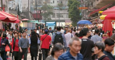 North Point, Hong Kong - 16 Mart, 2018: ıslak pazarında yol geçiş tramvay 