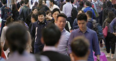 Causeway Bay, Hong Kong - 17 Mart 2018: gece sokakta yürürken insanlar 