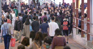 Causeway Bay, Hong Kong - 17 Mart 2018: karşıdan karşıya geçerken geceleri insanların kalabalık 