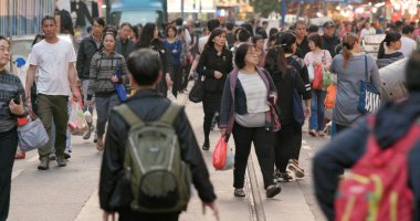 North Point, Hong Kong - 16 Mart, 2018: ıslak pazarında yol geçiş tramvay 