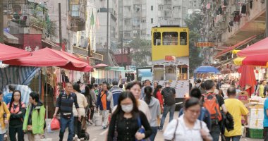 North Point, Hong Kong - 16 Mart, 2018: Hong Kong ıslak pazar geçiş tramvay 