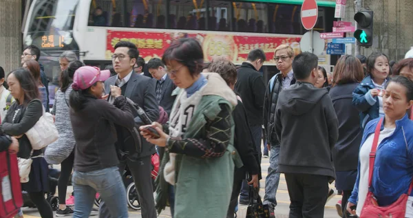 Central Hong Kong Febrero 2018 Personas Cruzando Carretera Centro Hong — Foto de Stock