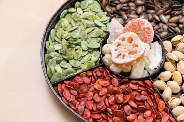 Çin yeni yılı kutusunda geleneksel snack