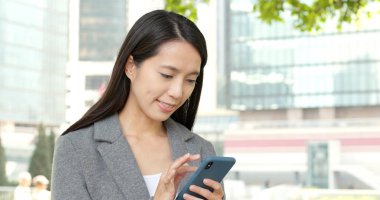 Cep telefonunuzun ve Hong Kong şehirde iş kadını 