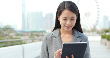 Şehirde tablet bilgisayar kullanarak iş kadını 