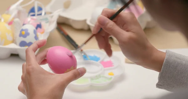 Painting Colorful Easter Egg — Stock Photo, Image