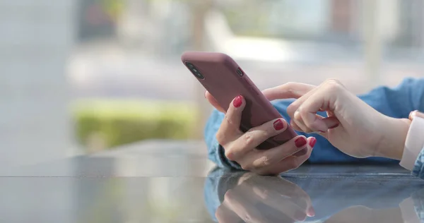 Mujer Usando Teléfono Móvil Aire Libre —  Fotos de Stock