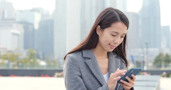 Asiática Empresária Usando Telefone Celular — Fotografia de Stock