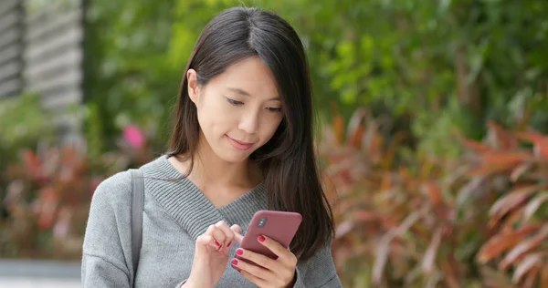 Frau Benutzt Handy Freien — Stockfoto