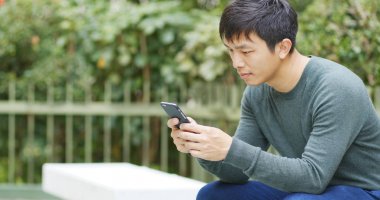 Bahçe cep telefonu kullanan adam 