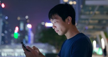 Şehirde cep telefonu kullanan bir adam 