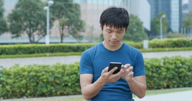 Cep telefonu açık, kullanan adam 