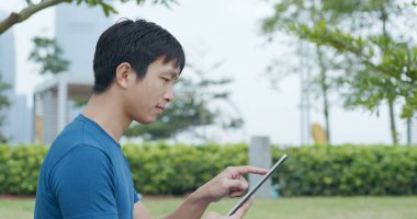 Tablet bilgisayar kullanan adam 