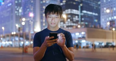 Hong Kong şehir içinde cep telefonu kullanan adam 