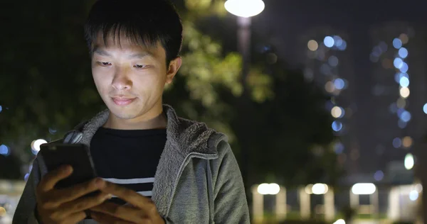 Άνθρωπος Χρησιμοποιεί Κινητό Τηλέφωνο Στην Πόλη Νύχτα — Φωτογραφία Αρχείου