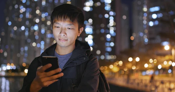 Hombre Asiático Usando Teléfono Móvil Ciudad Por Noche — Foto de Stock