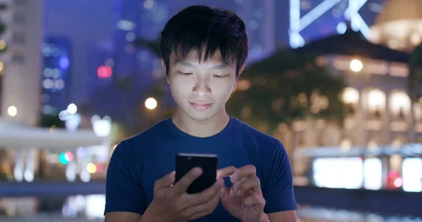 Asiatiska Man Använder Smartphone Staden Natten — Stockfoto