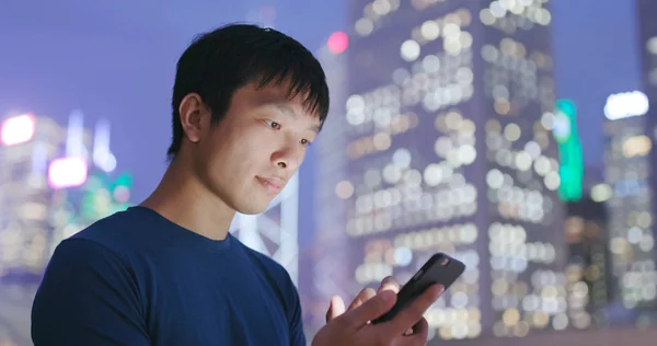 Homem Usando Telefone Celular Hong Kong — Fotografia de Stock