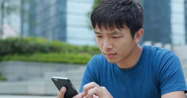 Man Using Smartphone Outdoor — Stock Photo, Image