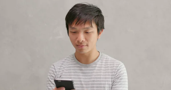 Azjatycki Człowiek Przy Użyciu Telefonu Komórkowego — Zdjęcie stockowe