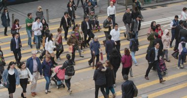 Merkez, Hong Kong - 28 Şubat 2018: Hong Kong sokakta yürürken insanlar 