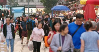North Point, Hong Kong - 16 Mart, 2018: yol ıslak Pazar geceleri geçiş tramvay 