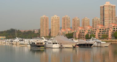 Tuen Mun, Hong Kong - 22 Mart, 2018: Tayfun barınak Hong Kong Cruise 